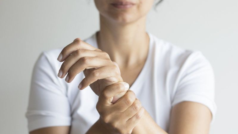Người lớn bị thiếu canxi có thể gây tê bì tay chân Người lớn bị thiếu canxi có thể gây tê bì tay chân