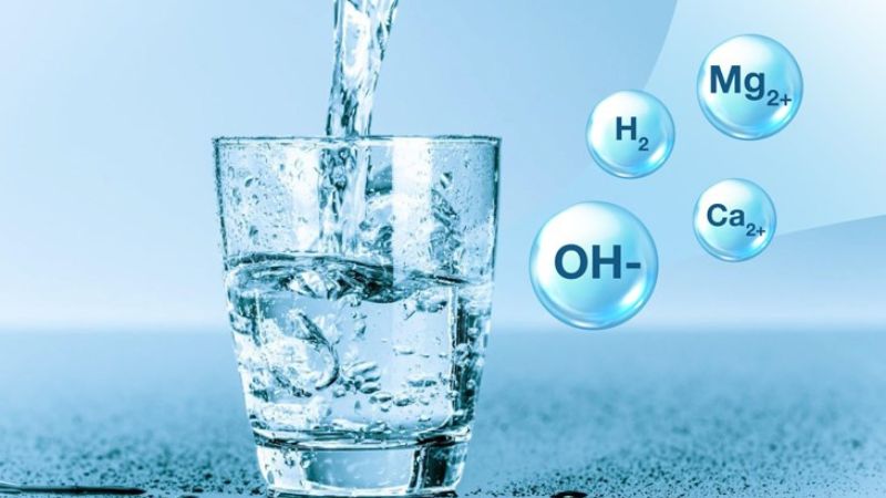 Trẻ viêm não Nhật Bản có sốt cao cần được bổ sung nước và điện giải đầy đủ