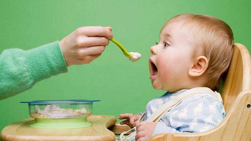 Khi cai sữa có thể cho bé ăn dặm, bổ sung bữa phụ