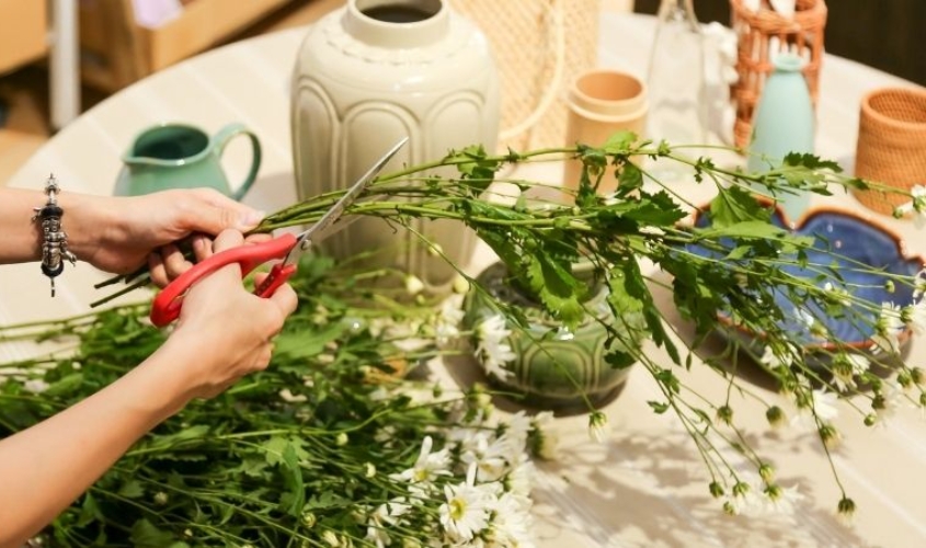 Cắt gốc hoa theo góc 45 độ