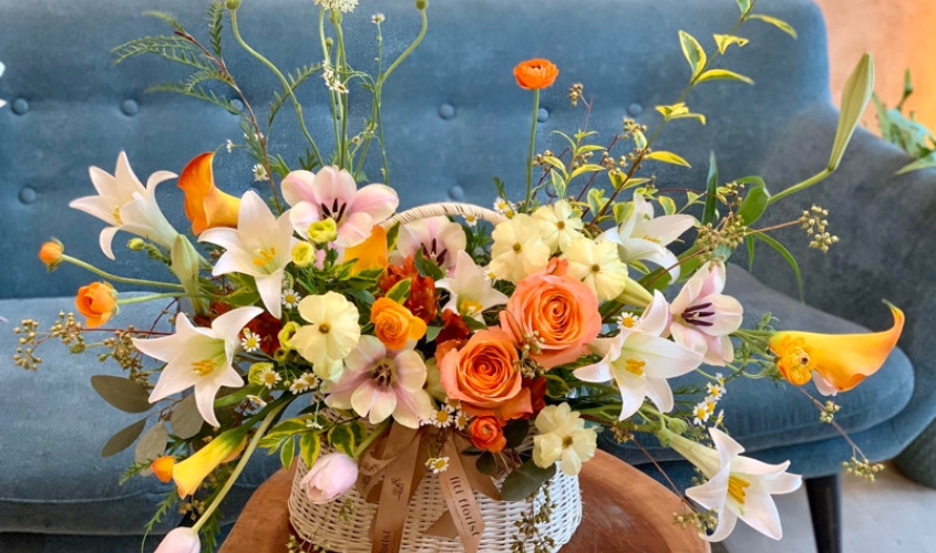Giỏ hoa loa kèn với các loại hoa khác rực rỡ sắc màu