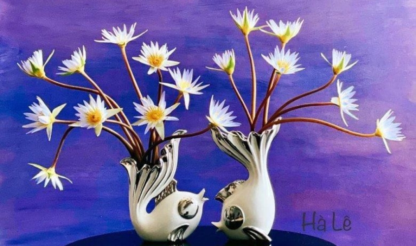 Cắm hoa súng trong bình tạo kiểu