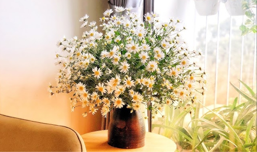 Bình hoa thạch thảo trắng cổ thấp để khu vực làm việc