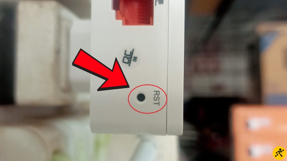 D&ugrave;ng que chọc sim hoặc tăm tre nhấn RST trong 5 - 10 gi&acirc;y