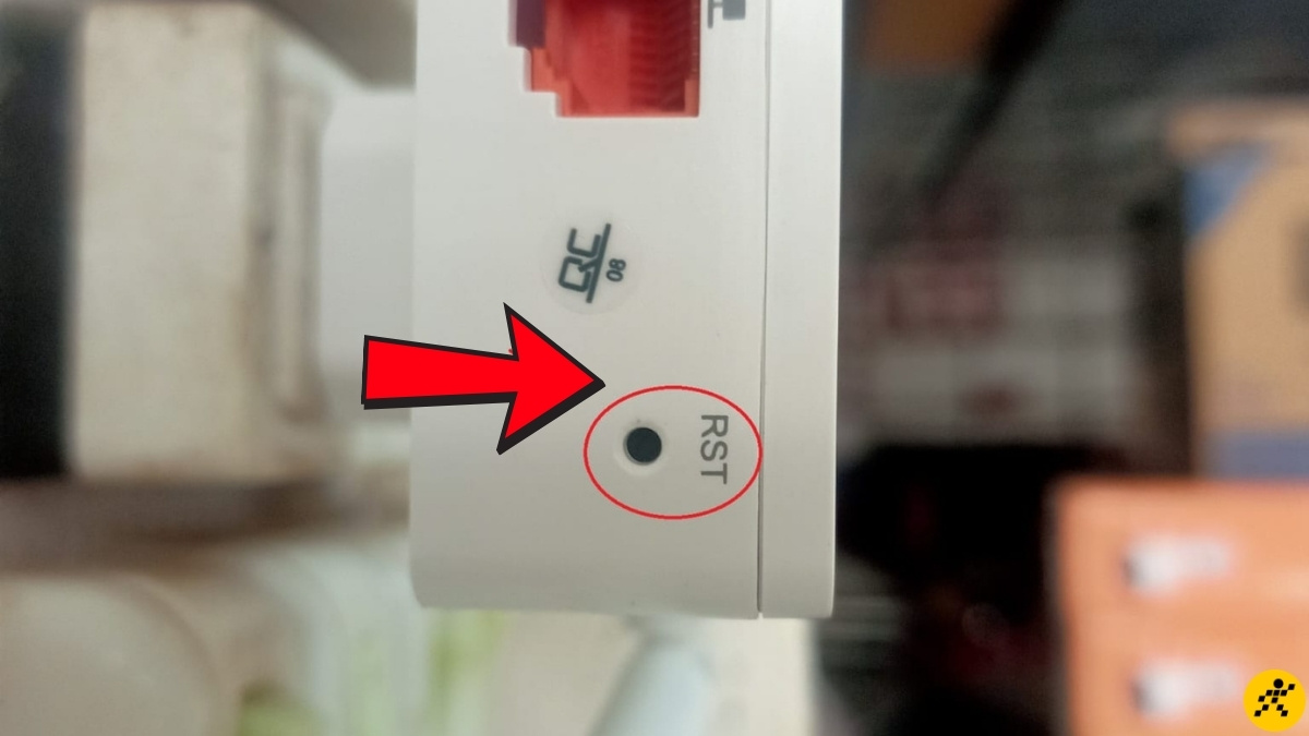 Sử dụng một chiếc que chọc SIM hoặc vật nhọn nhỏ nhấn giữ n&uacute;t RST khoảng 5 - 10 gi&acirc;y