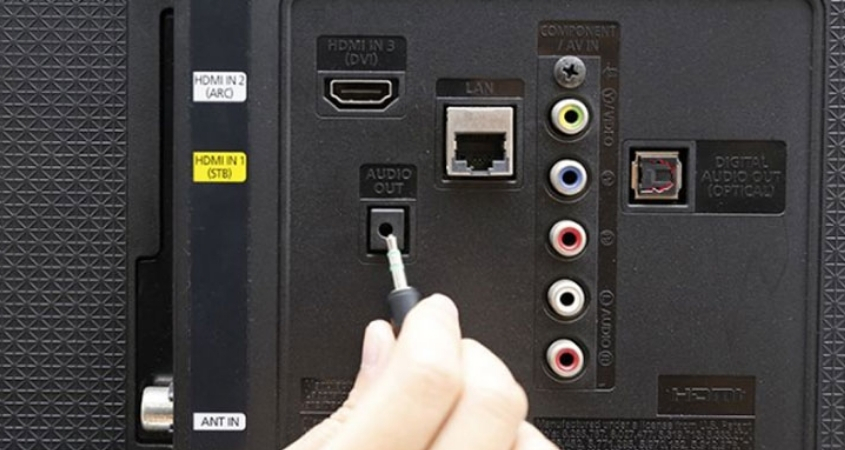 Cắm một đầu dây vào cổng tai nghe (Headphone/Audio Out) trên tivi Cắm một đầu dây vào cổng tai nghe (Headphone/Audio Out) trên tivi