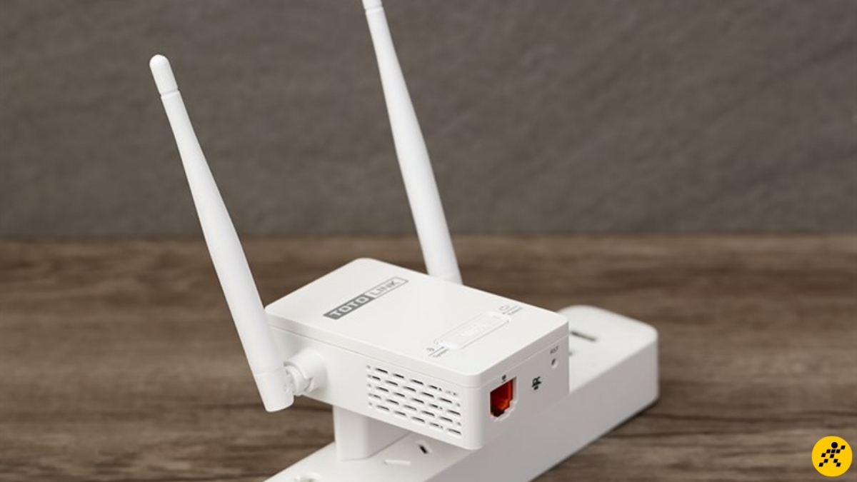 Ngắt nguồn cục k&iacute;ch s&oacute;ng, dời đến một ổ cắm điện kh&aacute;c gần router gốc hơn