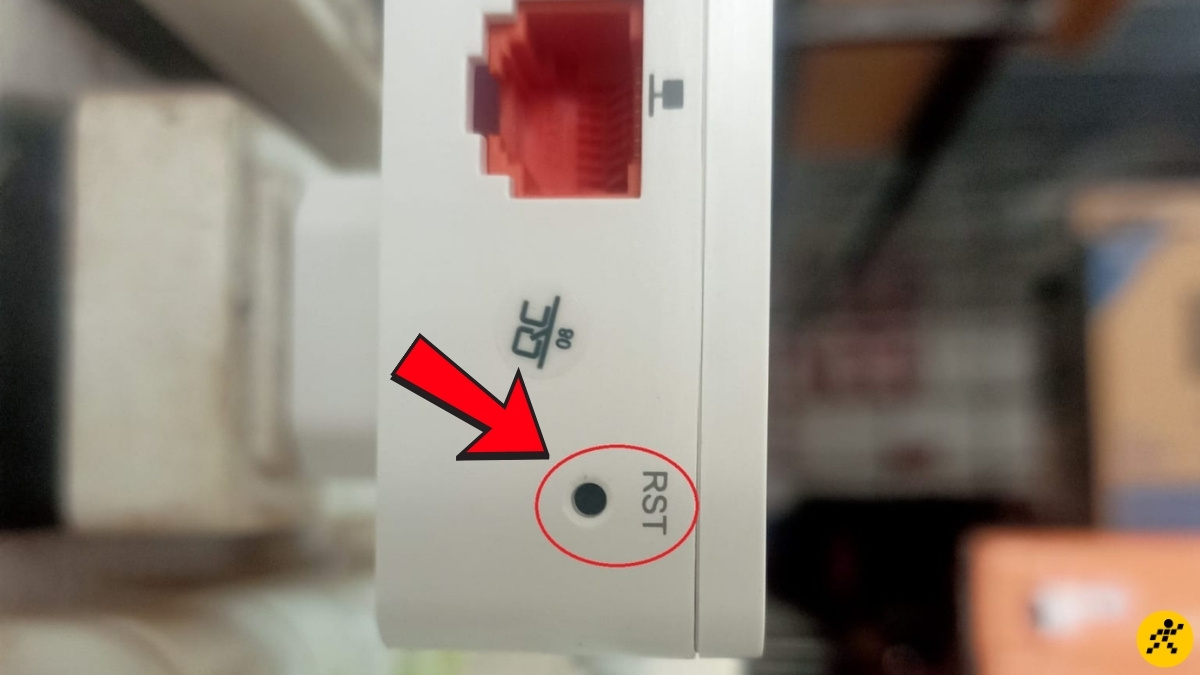 D&ugrave;ng tăm hoặc que chọc sim nhấn giữ n&uacute;t Reset (RST) khoảng 10 gi&acirc;y
