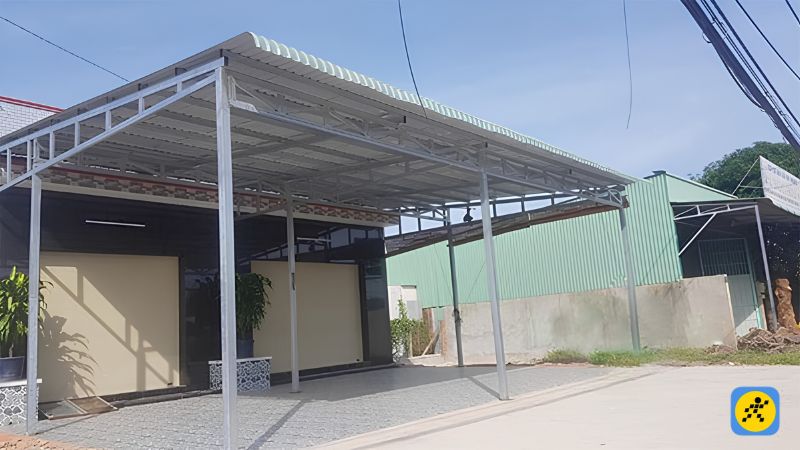 Khi ánh nắng mặt trời chiếu trực tiếp, mái tôn sẽ hấp thụ nhiệt lượng cực nhanh