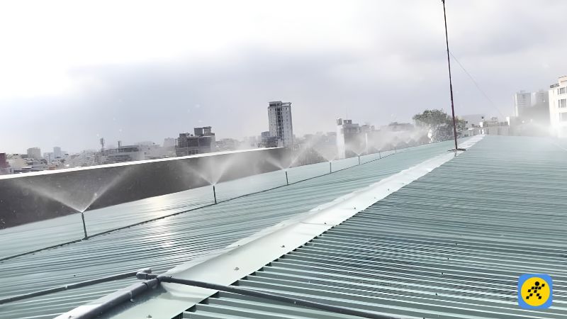 Bạn có thể cân nhắc sử dụng một béc phun sương tưới nước trực tiếp lên bề mặt mái tôn vào những giờ nắng đỉnh điểm