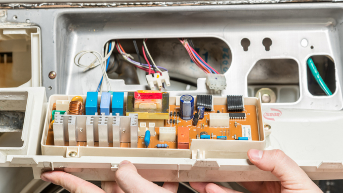 Bo mạch điều khiển bị lỗi khiến máy giặt Panasonic không xử lý được tín hiệu và hiển thị lỗi U12
