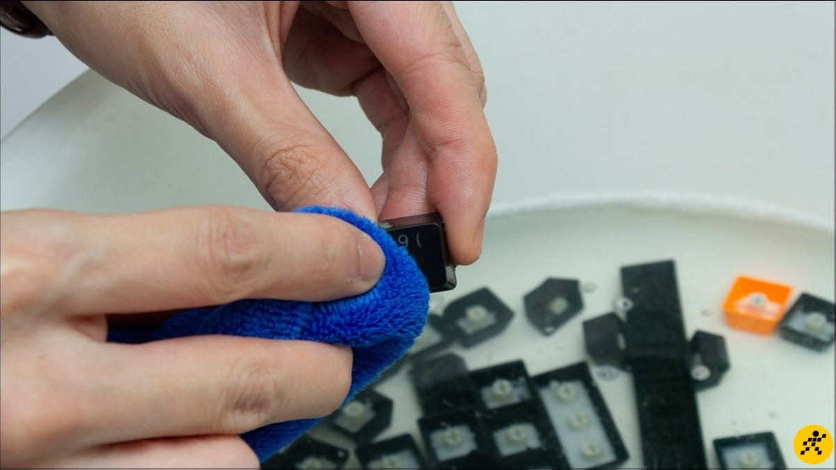 Thả toàn bộ keycap vào chậu nước ấm pha loãng vài giọt nước rửa chén và ngâm 15 - 20 phút Thả toàn bộ keycap vào chậu nước ấm pha loãng vài giọt nước rửa chén và ngâm 15 - 20 phút