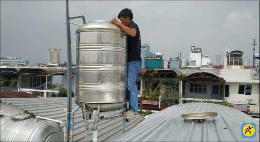 Vệ sinh bồn nước định kỳ giúp đảm bảo nguồn nước dùng cho việc tắm rửa, nấu nướng luôn đạt tiêu chuẩn vệ sinh