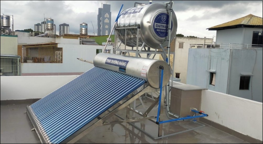 Bạn phải tắt máy bơm và các thiết bị điện liên quan trước khi vệ sinh bồn nước