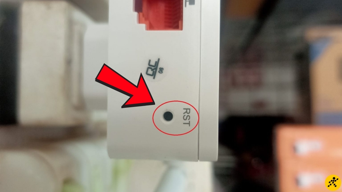 Dùng tăm, ghim giấy hoặc que chọc sim nhấn giữ nút RST từ 5 - 10 giây Dùng tăm, ghim giấy hoặc que chọc sim nhấn giữ nút RST từ 5 - 10 giây