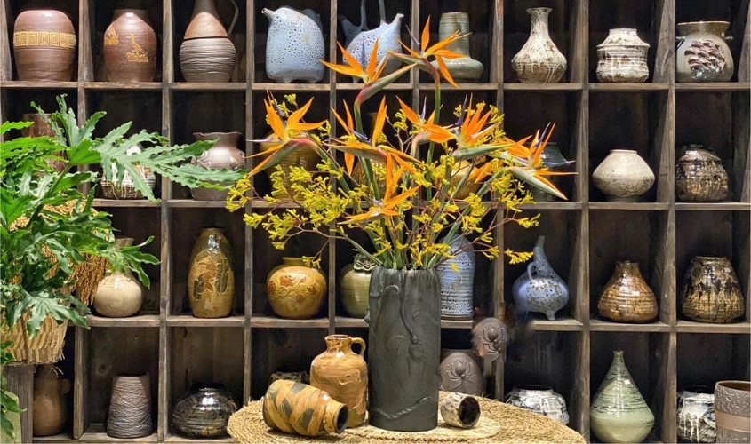 Một bình hoa thiên điểu màu cam được đặt trong phòng khách, thể hiện ý nghĩa phong thủy tốt lành