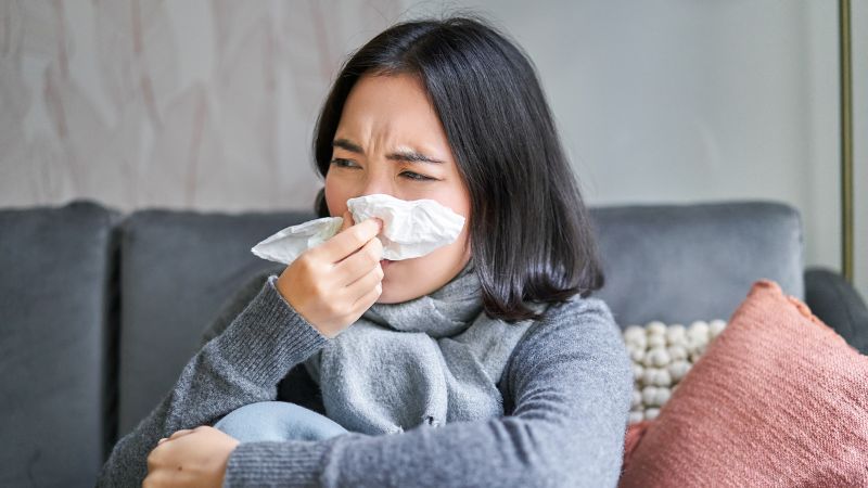 Ho, chảy nước mũi là triệu chứng phổ biến của bệnh cảm lạnh do điều hòa