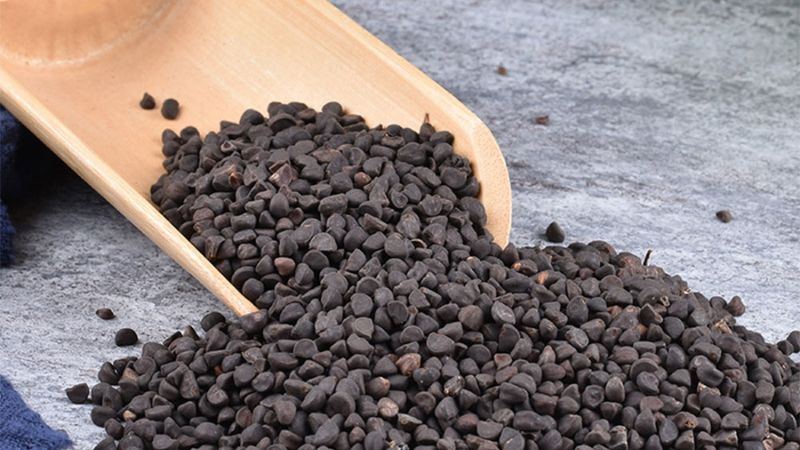 Hạt Khiên ngưu tử có hình dạng gần giống một phần năm khối cầu, màu nâu đen