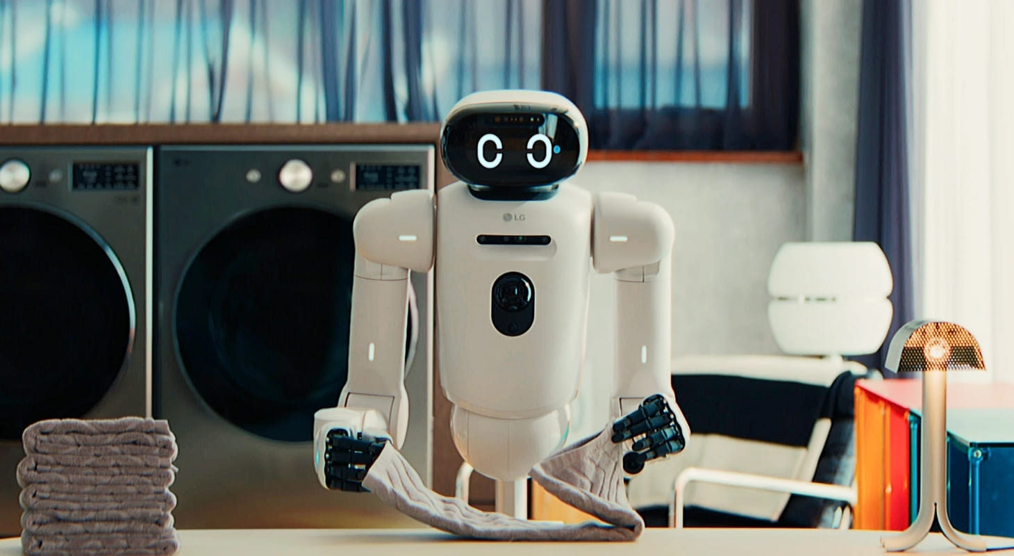 Robot hình người CLOiD hỗ trợ người dùng trong mọi công việc nhà