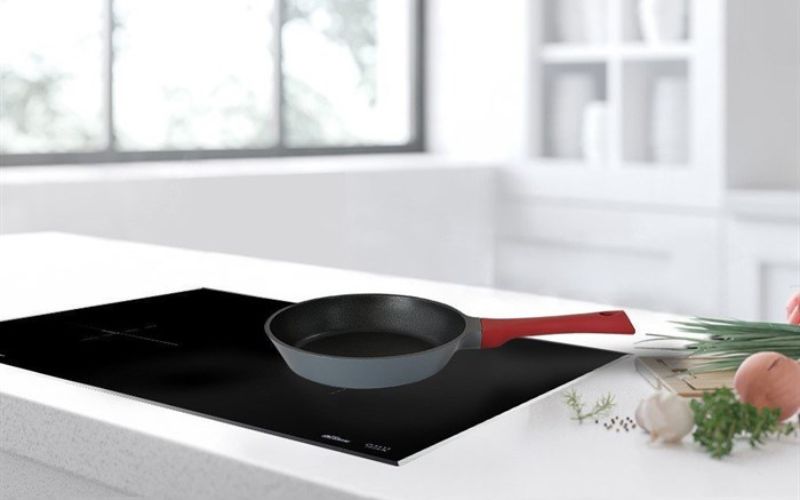 Chảo nhôm chống dính đáy từ 18 cm Carez FPC591DI18SN có thiết kế sang trọng, chất liệu hợp kim nhôm bền bỉ, an toàn cho sức khỏe