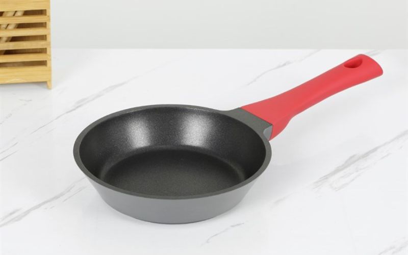 Chảo nhôm chống dính đáy từ 18 cm Carez FPC591DI18SN làm từ hợp kim nhôm nhôm đúc nguyên khối, phủ chống dính Greblon C3+ bền bỉ