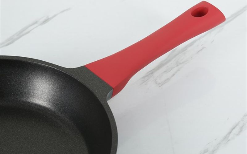 Chảo nhôm chống dính đáy từ 24 cm Carez FPC591DI24SN có làm bằng nhựa bakelite, có phủ lớp silicone nên cách nhiệt tốt, thuận tiện cho việc nhấc, di chuyển