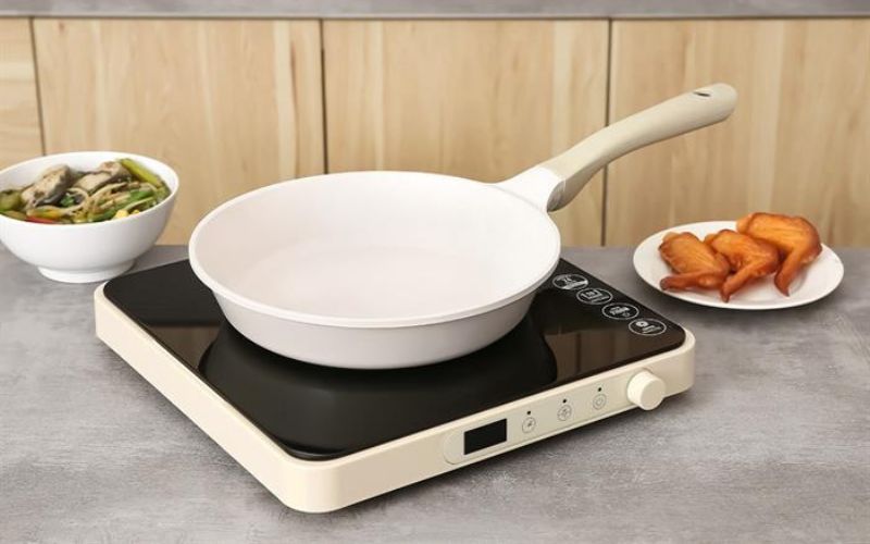 Chảo nhôm chống dính vân đá đáy từ 24 cm Inochi Omi Simple HIN.CHOS.VD24 sở hữu lớp chống dính Nano Ceramic an toàn, hiệu quả