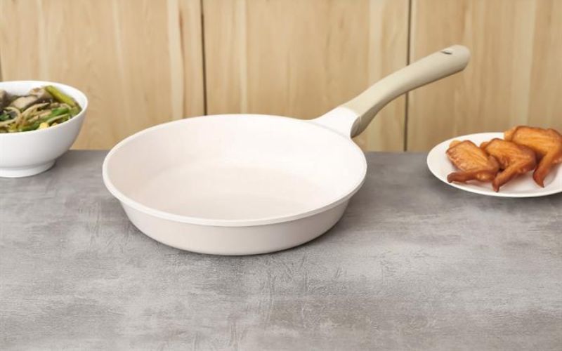 Chảo Inochi Omi Simple tiện lợi với khả năng tương thích đa dạng bếp và dễ dàng vệ sinh