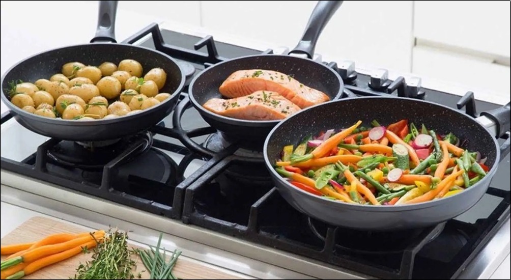 PTFE có khả năng chịu nhiệt cao (lên đến khoảng 260°C), chống mài mòn, không bị ảnh hưởng bởi các hóa chất ăn mòn