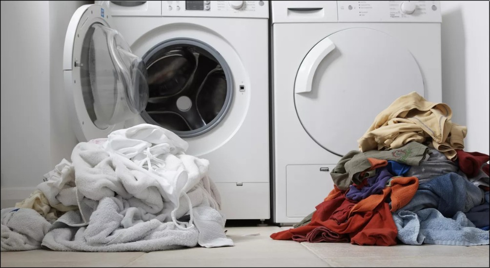 Khi sử dụng chế độ Intensive Wash, bạn cần giặt riêng quần áo màu với quần áo trắng để tránh lem màu