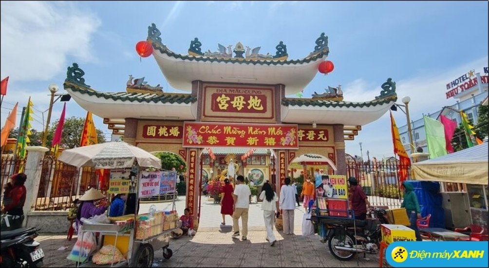 Đi lễ chùa đền đầu năm khai xuân mang ý nghĩa tạ ơn tổ tiên cầu bình an tài lộc cho năm mới