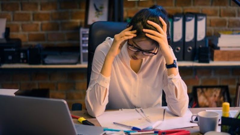 Bạn có thể dùng chườm ngải cứu để thông kinh mạch, giảm mệt mỏi