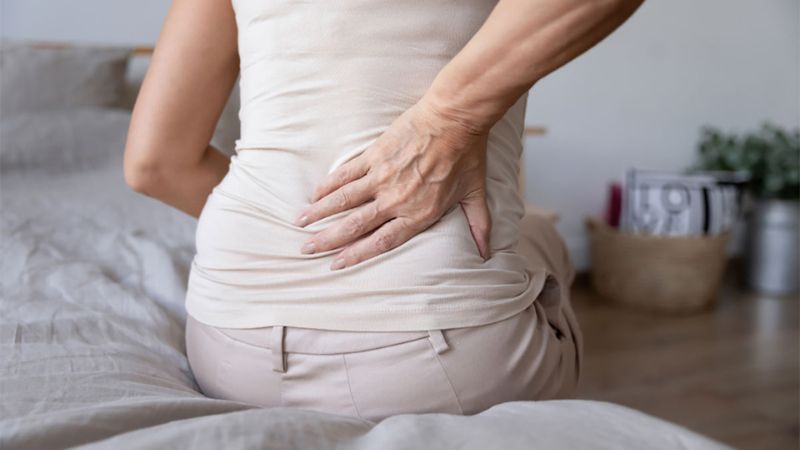 Triệu chứng đau, tê bì của thoát vị đĩa đệm có thể được cải thiện khi dùng chườm ngải cứu