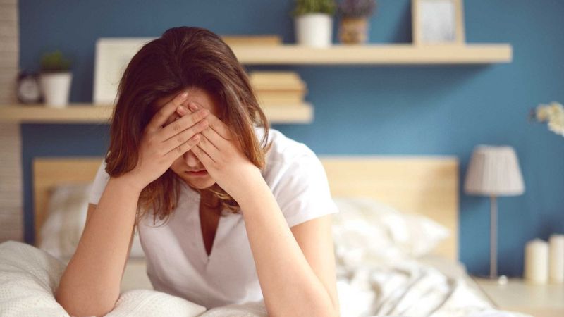 Các thành phần có trong chườm ngải cứu có thể giúp giảm đau đầu
