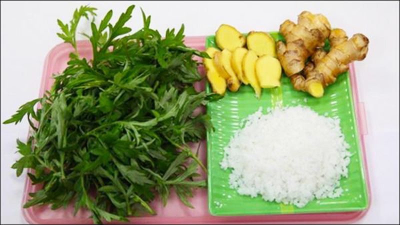 Bạn có thể dùng ngải cứu, gừng và muối để hỗ trợ điều trị bệnh