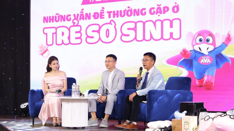 Bác sĩ và chuyên gia dinh dưỡng chia sẻ kiến thức chăm sóc trẻ sơ sinh đến các mẹ tham dự Bác sĩ và chuyên gia dinh dưỡng chia sẻ kiến thức chăm sóc trẻ sơ sinh đến các mẹ tham dự