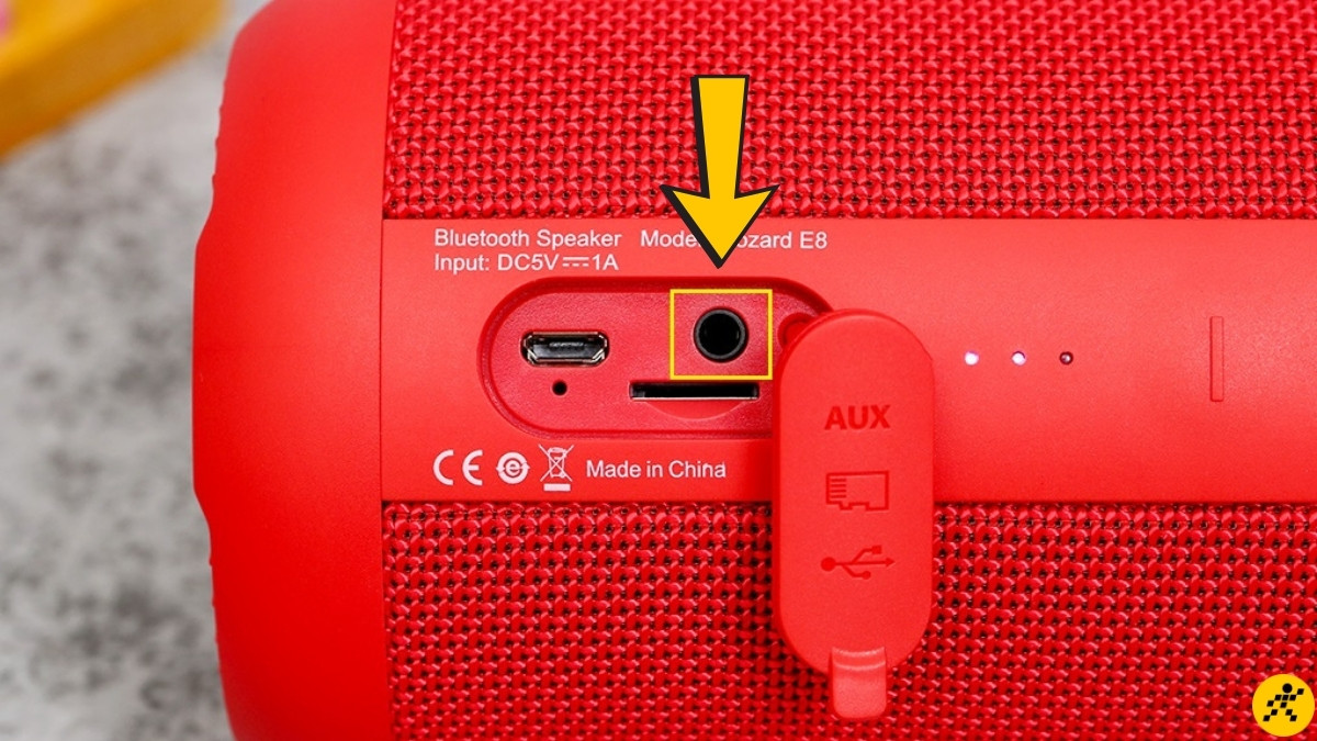 Trên loa Bluetooth, cổng AUX là lỗ tròn tương thích jack 3.5mm tiêu chuẩn Trên loa Bluetooth, cổng AUX là lỗ tròn tương thích jack 3.5mm tiêu chuẩn