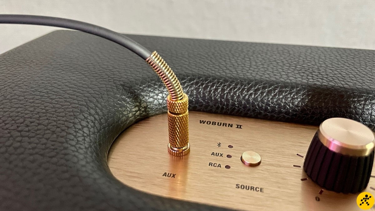 Kết nối có dây qua cổng AUX giúp âm thanh truyền đi tức thời, không độ trễ Kết nối có dây qua cổng AUX giúp âm thanh truyền đi tức thời, không độ trễ