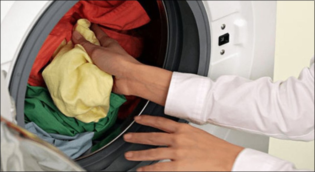 Công nghệ Aqua Spin Rinse kết hợp đồng thời giữa việc phun nước và quay lồng giặt, giúp nước và bột giặt thẩm thấu đều vào từng sợi vải