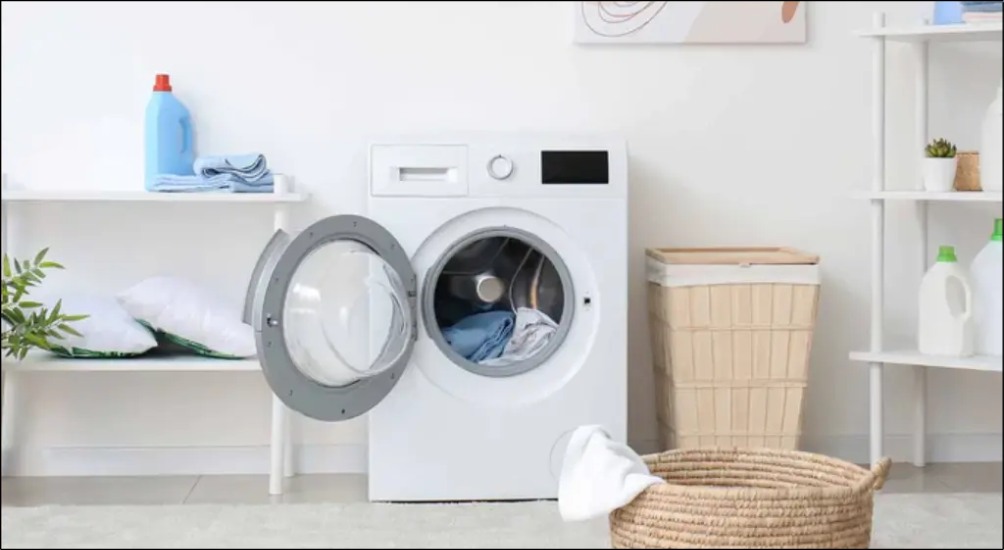 Công nghệ Aqua Spin Rinse kết hợp đồng thời giữa phun nước và quay lồng giặt, giúp nước thẩm thấu đều vào quần áo