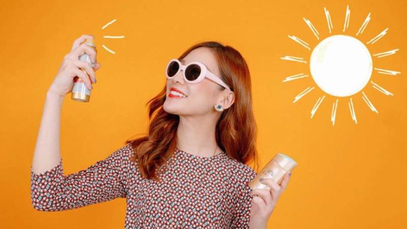 Sử dụng kem chống nắng giúp bảo vệ làn da nhiễm corticoid khỏi tác nhân gây hại