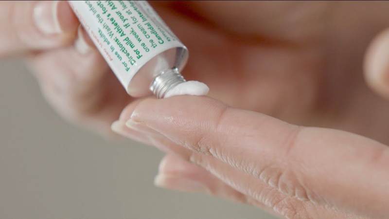 Bạn nên hạn chế việc thoa kem và giảm dần lượng bôi để "cai nghiện" corticoid