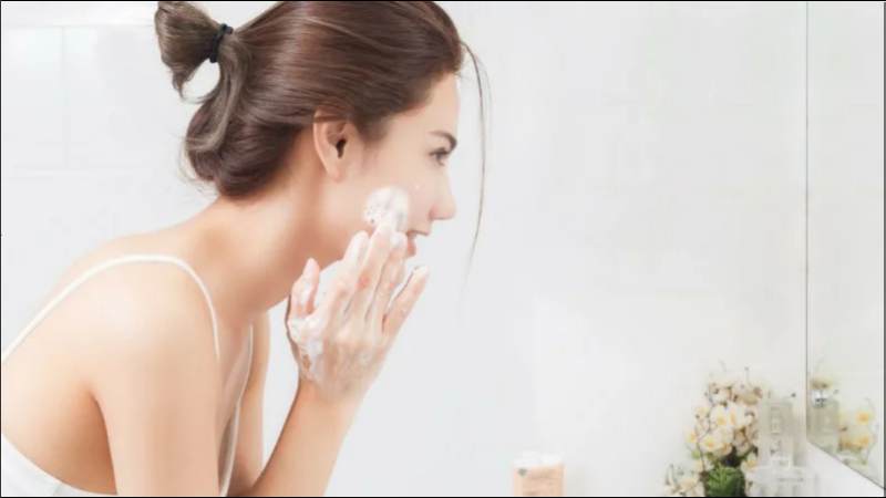 Sử dụng sữa rửa mặt vệ sinh da sạch sẽ 2 lần/ngày
