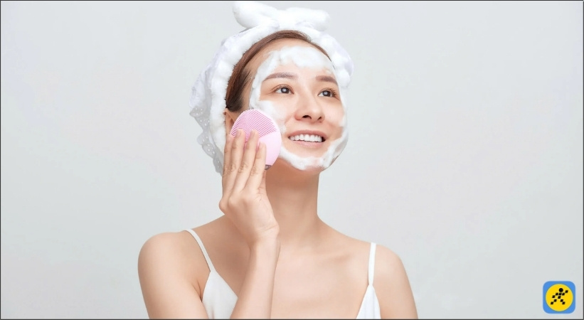 Sử dụng máy rửa mặt với công nghệ sóng rung để làm sạch sâu và massage nhẹ nhàng