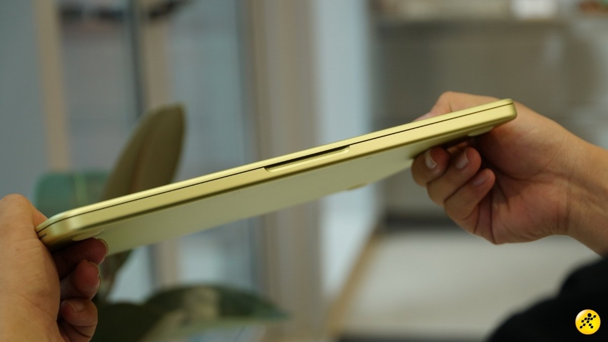 Độ mỏng ấn tượng của MacBook Neo