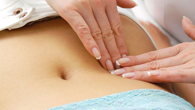 Khám bụng có thể giúp bác sĩ nhận biết các trường hợp đau bụng quanh rốn cần cấp cứu Khám bụng có thể giúp bác sĩ nhận biết các trường hợp đau bụng quanh rốn cần cấp cứu