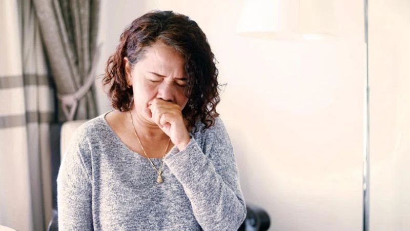 Đau họng có thể kèm theo triệu chứng ho, hắt hơi
