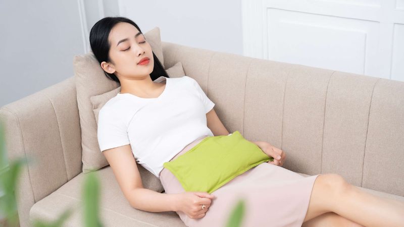 Bạn có thể chườm ấm để giảm đau vùng chậu mức độ nhẹ tại nhà