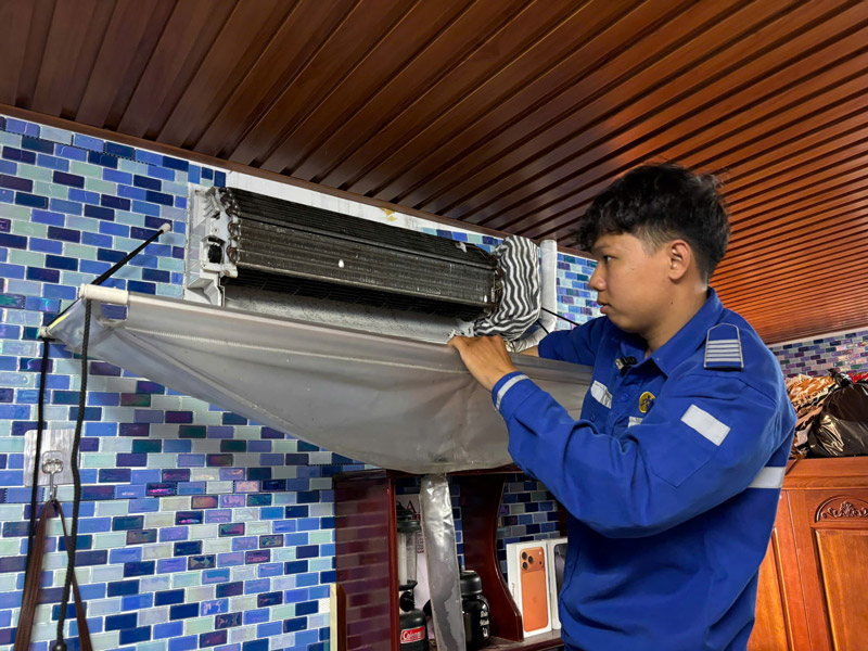 Che chắn kỹ khu vực xung quanh, bảo vệ trần, tường, sàn và nội thất, tránh nước văng khi vệ sinh