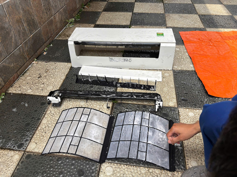 Tháo mặt nạ, lưới lọc, vệ sinh dàn lạnh, loại bỏ bụi bẩn, vi khuẩn, nấm mốc bên trong máy